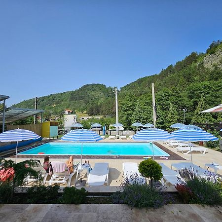 Pensiunea Tobo Baia de Fier Exteriör bild